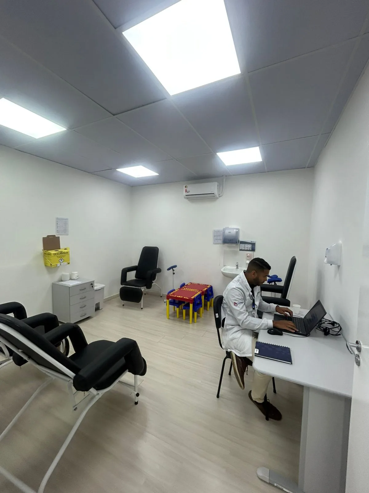 Consultório médico finalizado com equipe em atendimento