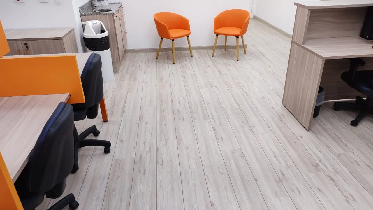 Escritório aberto finalizado com piso vinílico e estações de trabalho