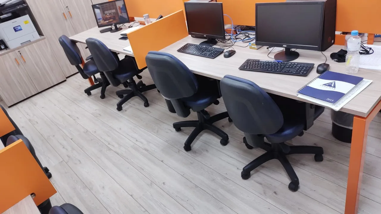Escritório de contabilidade finalizado com estações de trabalho e computadores