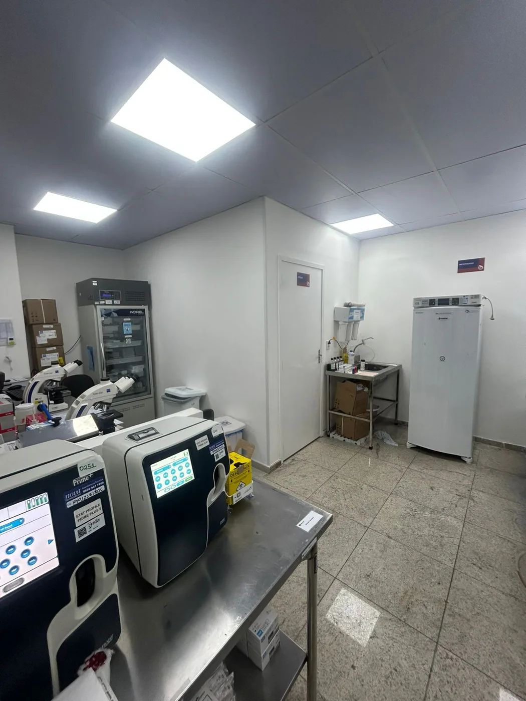 Laboratório de medicina diagnóstica finalizado com analisadores sobre bancada de inox