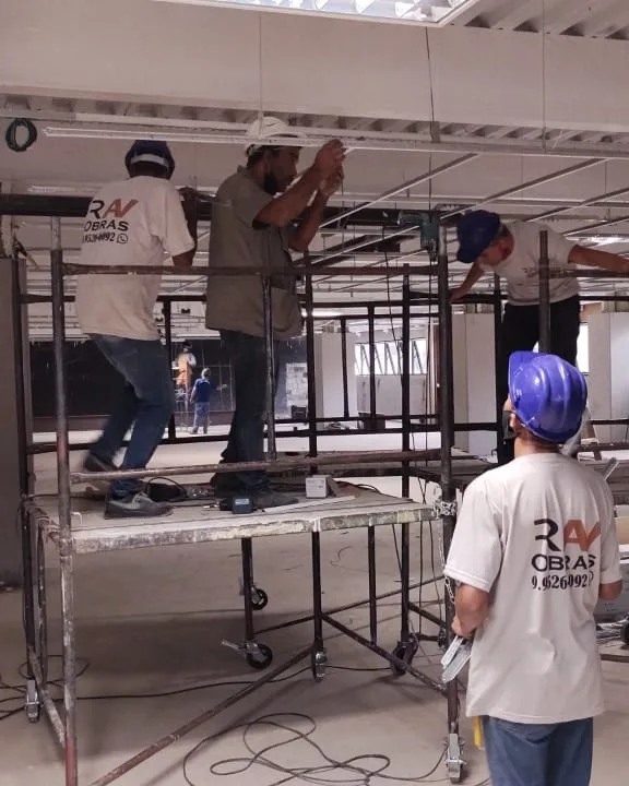Equipe em obra comercial conduzida pela gestão técnica da RAV