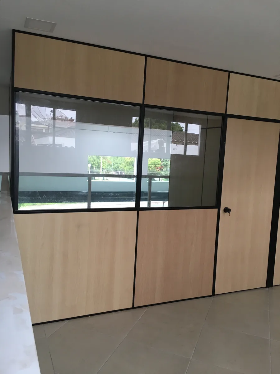 Escritório comercial finalizado com divisórias de vidro e marcenaria, entregue pela RAV